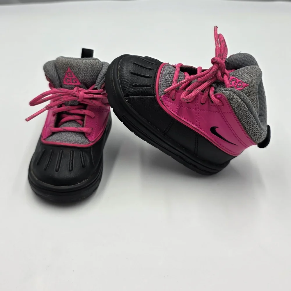 Nike ACG girls' Woodside boots size 5
